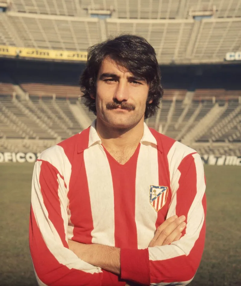 TWITTER @ATLETI El exdefensor colchonero posando con sus trofeos