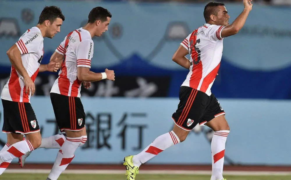 Futbolistas del River festejan una diana