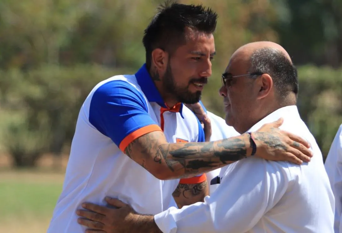 TWITTER @CFCorrecaminos Mansur abraza a uno de sus pupilos