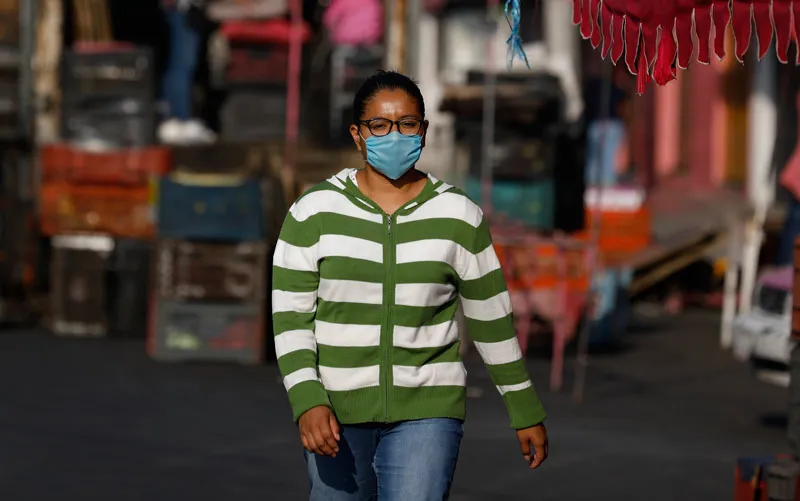 Persona caminando en las calles de la CDMX