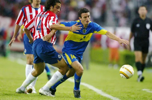 MEXSPORT Jugadores de Chivas y Boca Juniors disputan un balón
