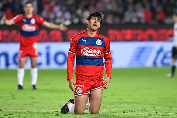 El delantero mexicano en un duelo con el Rebaño