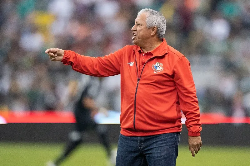 Américo Gallego da indicaciones a sus jugadores