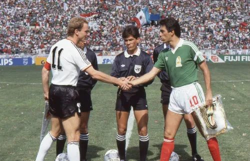 MEXSPORT El exdelantero y Tomás Boy en 1986