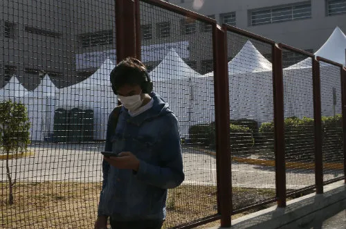 Una persona con cubrebocas en México