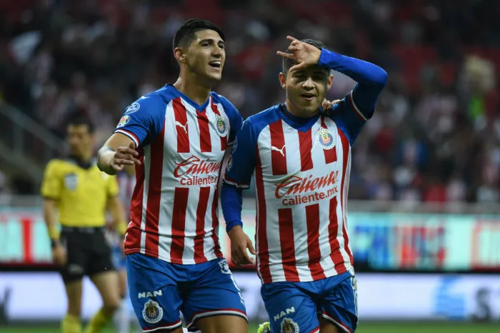 Pulido, en festejo con Chivas