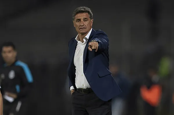 Míchel González da indicaciones en un partido con Pumas