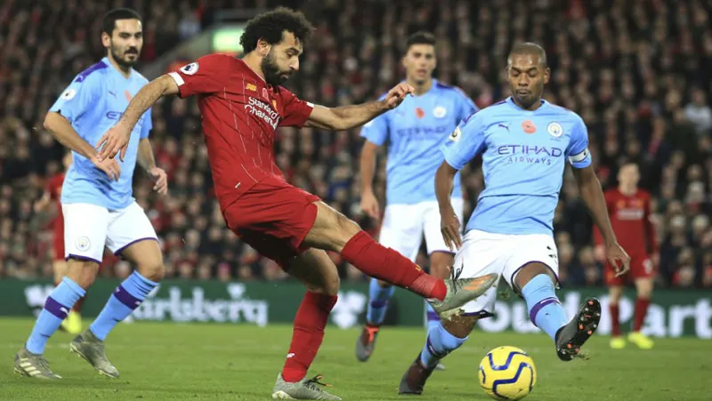 Salah durante un duelo ante el Manchester City