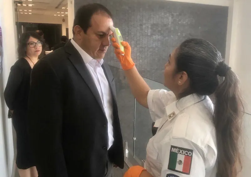 Cuauhtémoc se checa la temperatura antes de trabajar