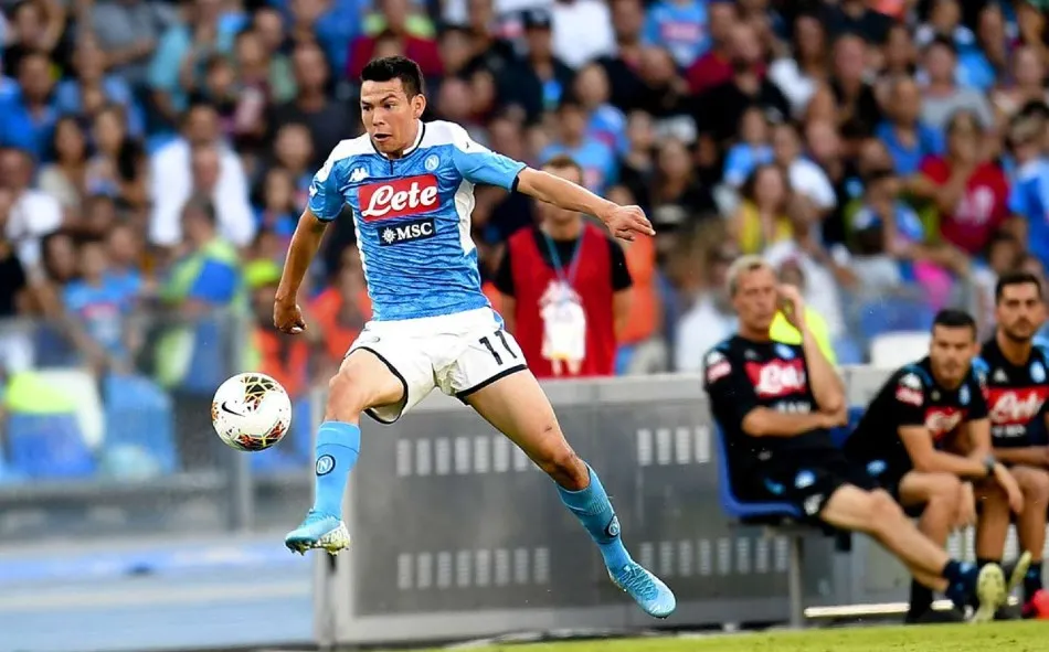 Hirving Lozano durante un partido con Napoli