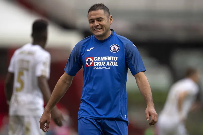 Aguilar, en un duelo con Cruz Azul en el Estadio Azteca