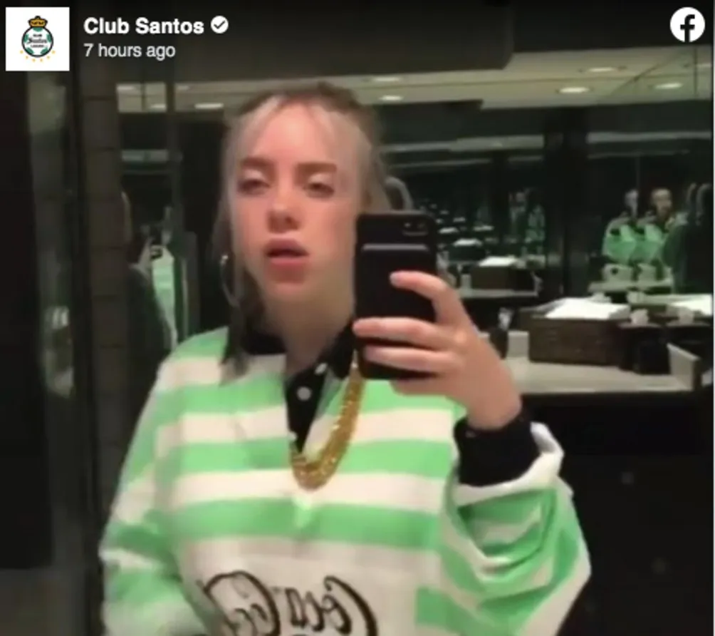 Billie Eilish con la supuesta playera de Santos