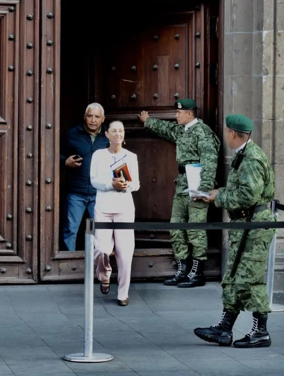 Sheinbaum saliendo del Palacio de Gobernación