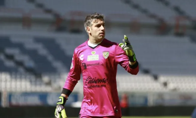 Villalpando en un juego con Jaguares