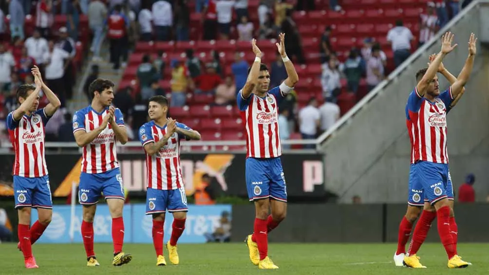 Jugadores de Chivas agradece a los fans en el Akron