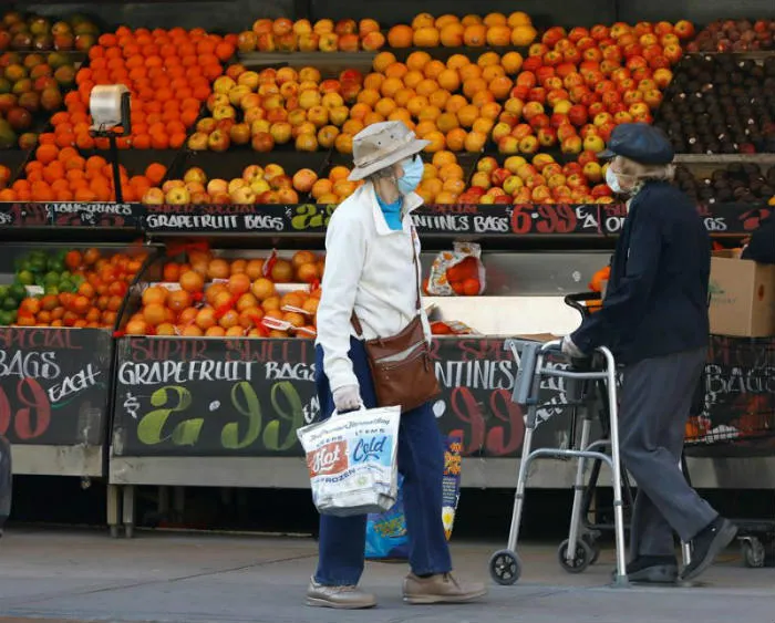 EFE Personas hacen sus compras en Nueva York