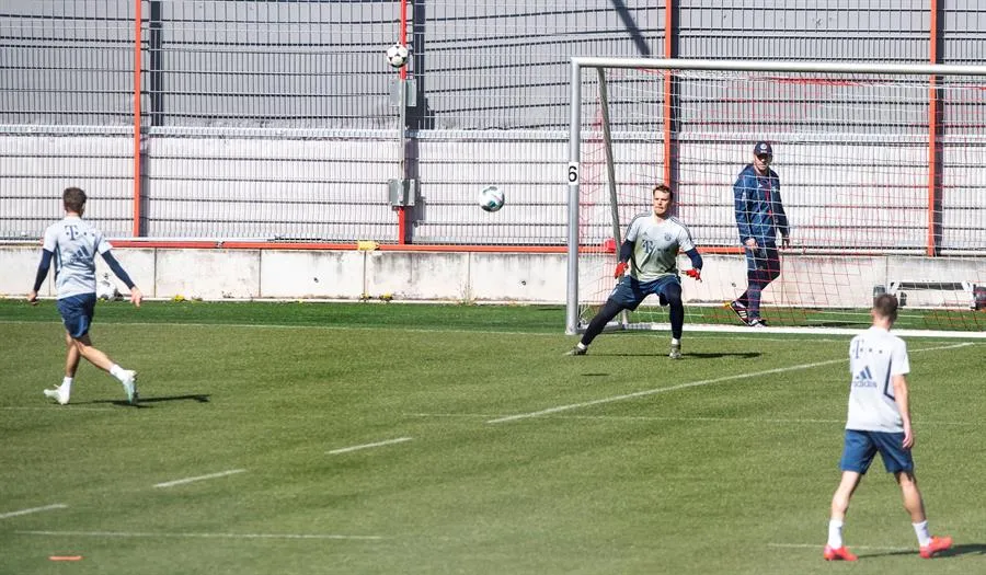 Jugadores del club alemán, durante la práctica