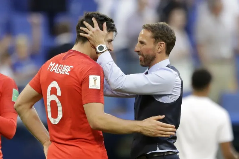 Southgate habla con Maguire en el Mundial de Rusia 2018