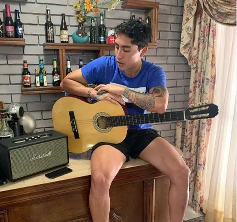 Govea toca la guitarra durante cuarentena