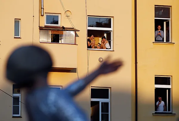 Personas en sus casasa durante la cuarentena en Praga
