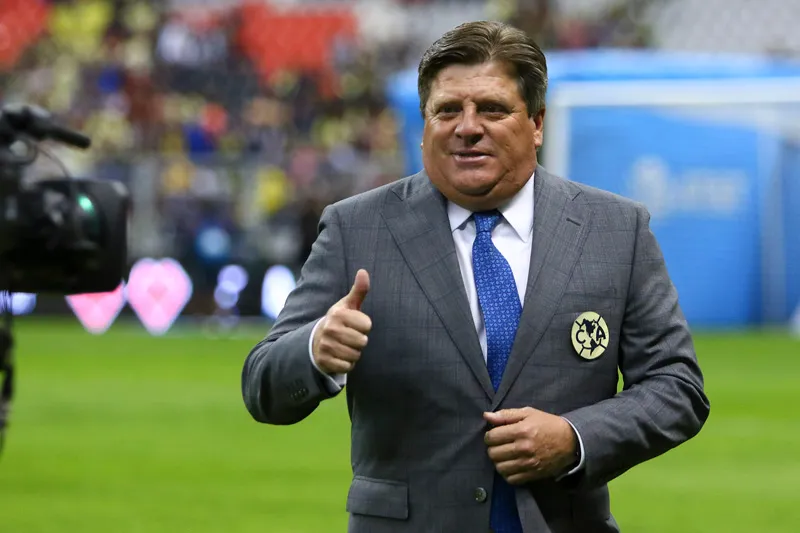 Piojo Herrera saluda en un partido del América