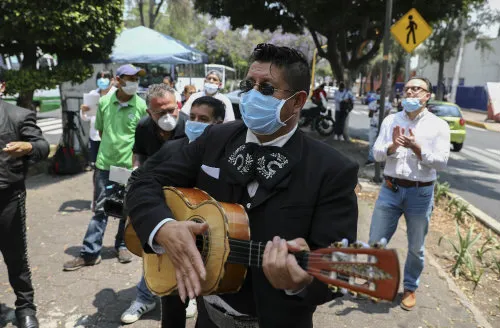 Un mariachi con tapabocas