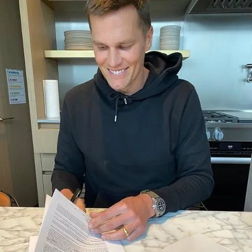 TWITTER @BUCCANEERS Tom Brady firmando su contrato con Tampa Bay