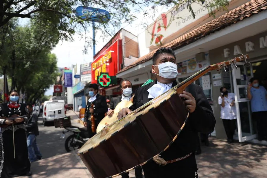 Mariachi con cubrebocas
