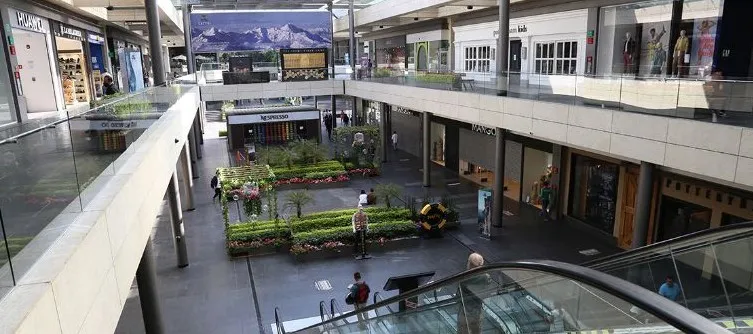 ESPECIAL Centros comerciales lucen vacíos