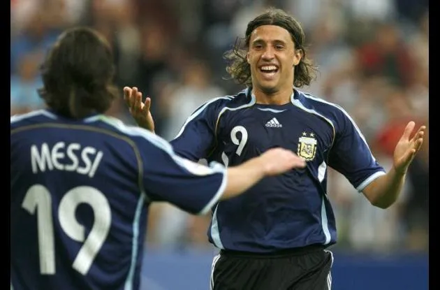 EFE Crespo y Messi se felicitan en un juego de Argentina