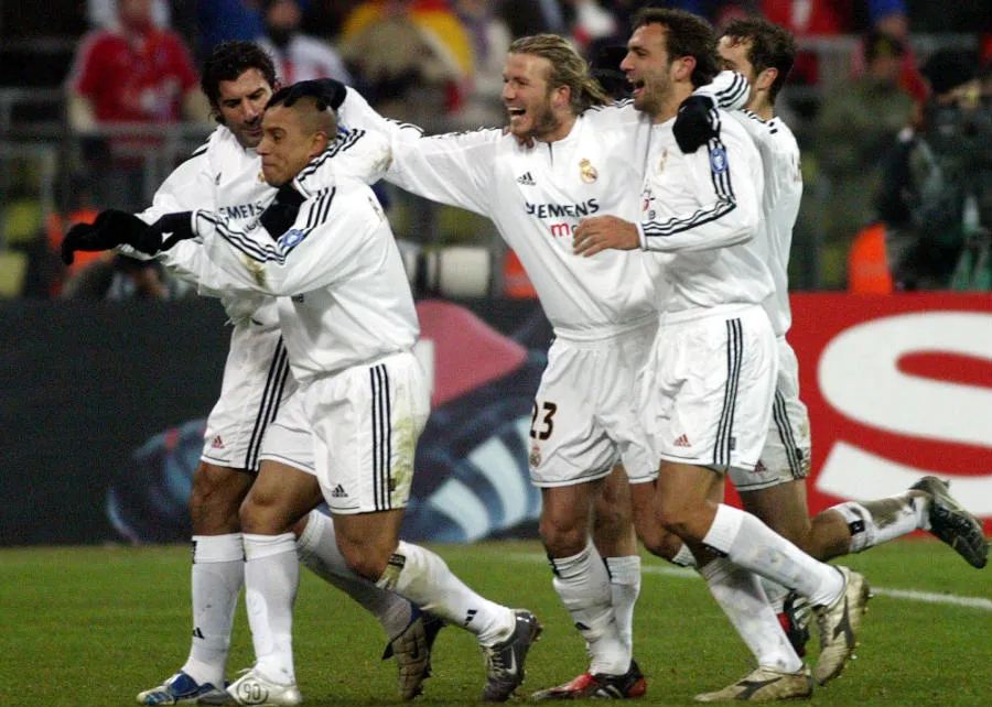 Roberto Carlos, Luis Figo y David Beckham festejan un gol