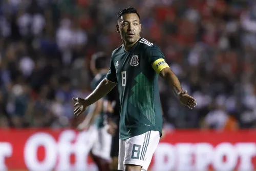 Marco Fabián durante un partido del Tri