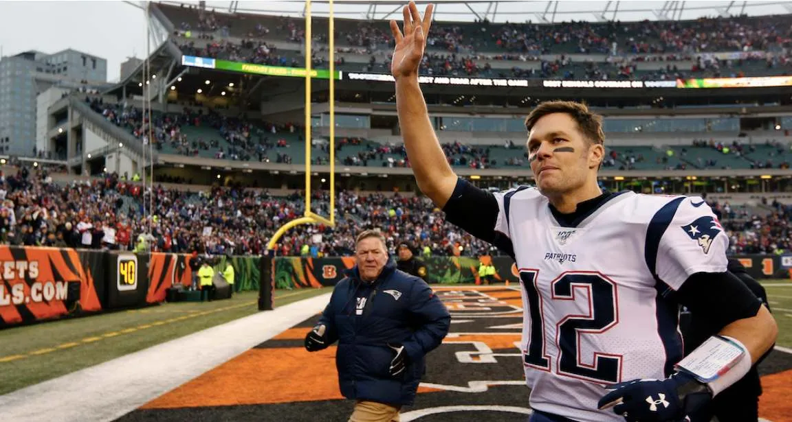 Brady despidiéndose de la afición de los Patriots