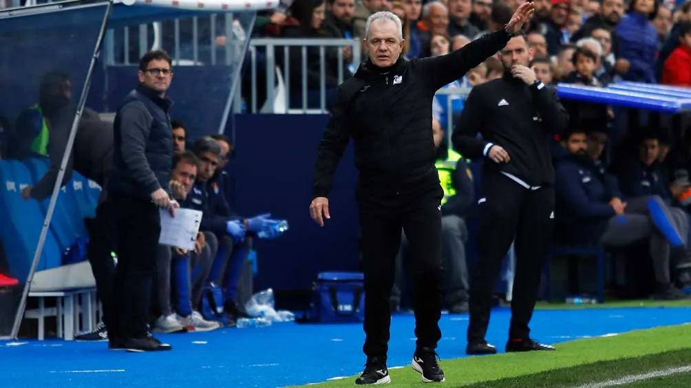 Vasco Aguirre da indicaciones a sus jugadores en España