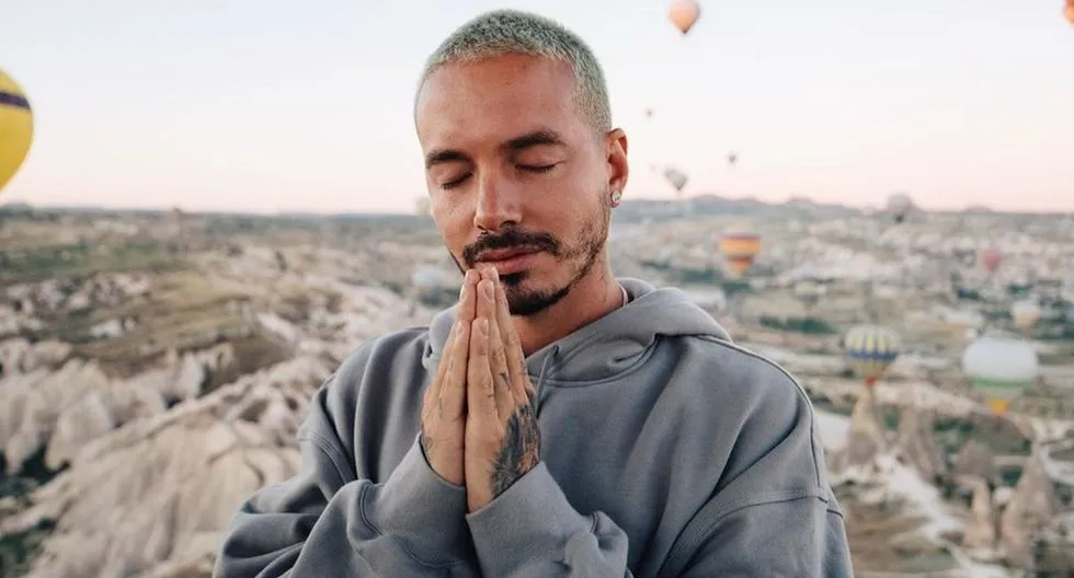 J Balvin posa mientras medita