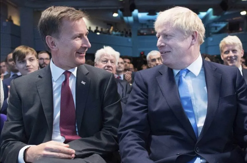 Jeremy Hunt y Boris Johnson en una reunión en Londres para combatir el COVID-19, hace unos meses