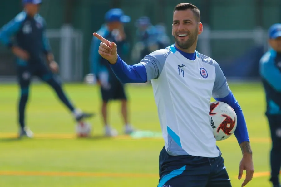 Edgar Méndez durante un entrenamiento con Cruz Azul