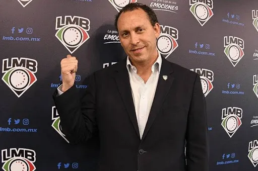 LMB Horacio De La Vega posa para las cámaras