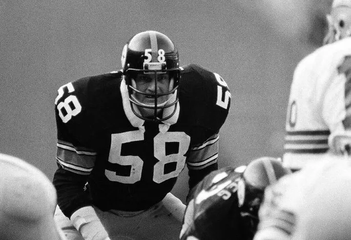 AP Jack Lambert en un juego de Steelers