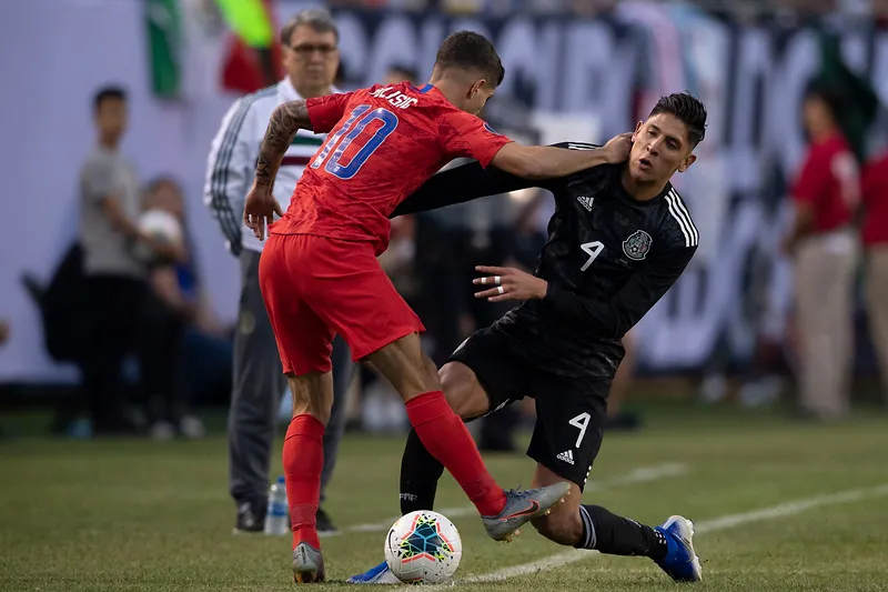 IMAGO7 Christian Pulisic y Edson Álvarez disputan un balón