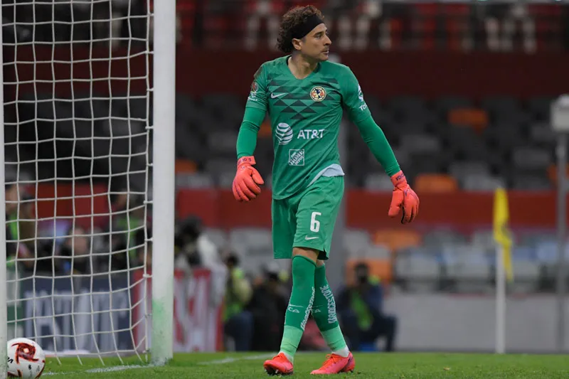 Memo Ochoa, en un juego del América