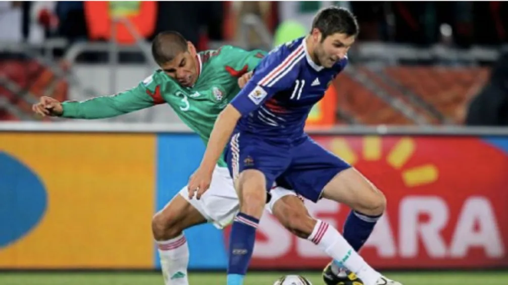 Salcido compite con Gignac por un balón