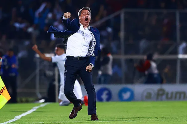 Míchel festeja un gol de Pumas