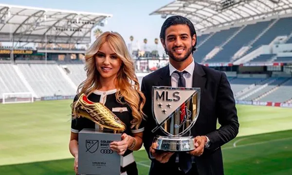 INSTAGRAM @saioaa Vela y su esposa posan con los premios del mexicano en la MLS