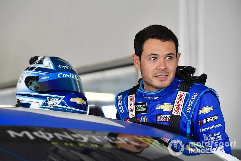 AP Kyle Larson con su auto