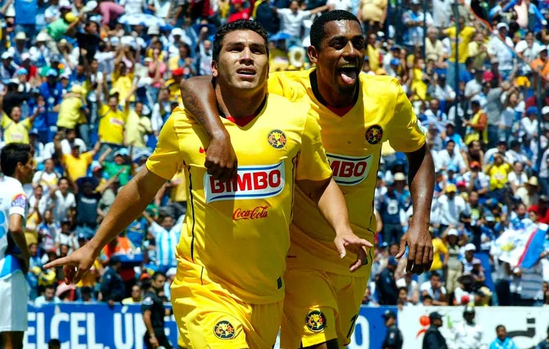 El brasileño celebrando un gol con Salvador Cabañas