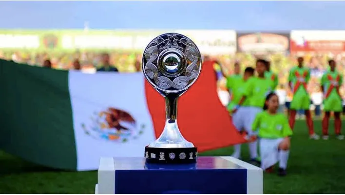 El trofeo del campeón de la Liga de Ascenso