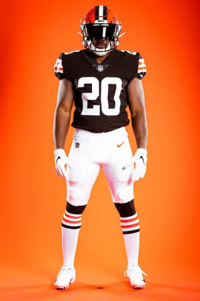 TWITTER @BROWNS Un jugador de Cleveland modela el uniforme