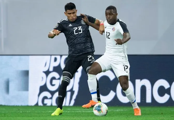 Jesus Gallardo y Joel Campbell, luchan por el balón