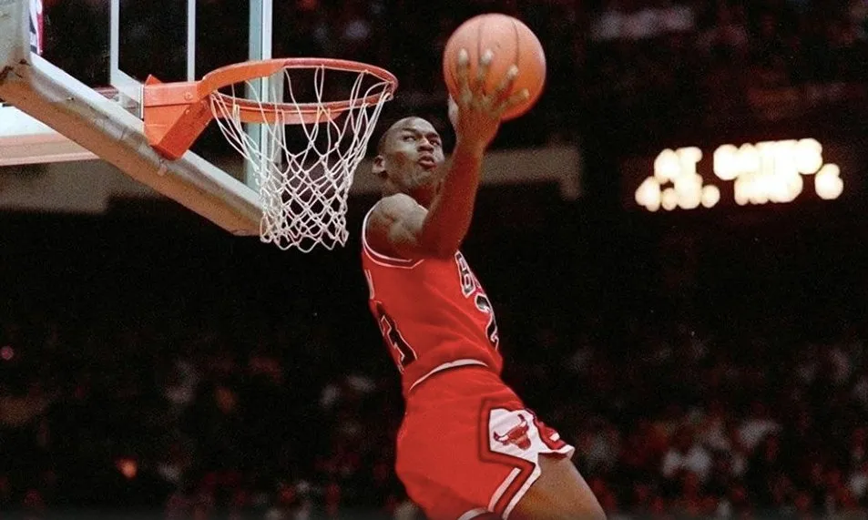Jordan clavando un balón en un juego con los Bulls
